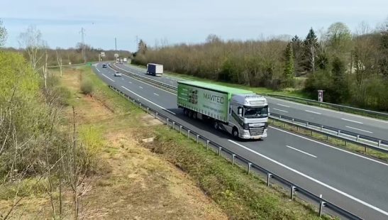 2 camiones Roadshow en la carretera